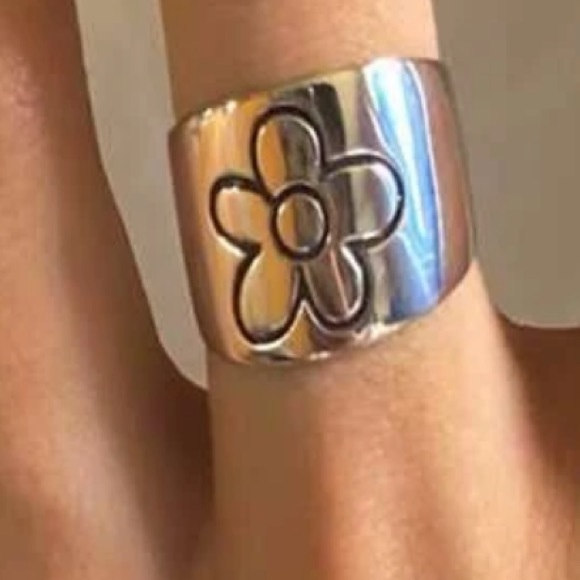 Flower engraved band cuff ring - Picture 3 of 3